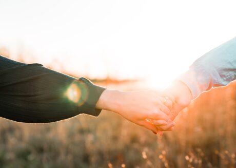 علامات تدلّ على أن الرجل الذي تحبّيه مغرم بكِ