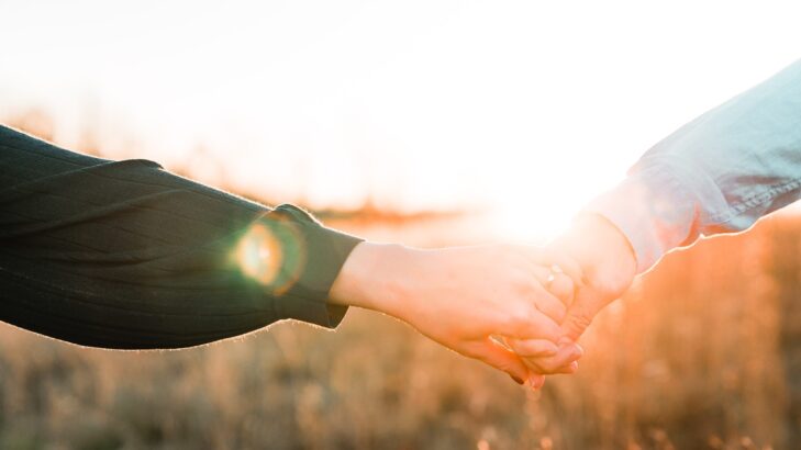 علامات تدلّ على أن الرجل الذي تحبّيه مغرم بكِ