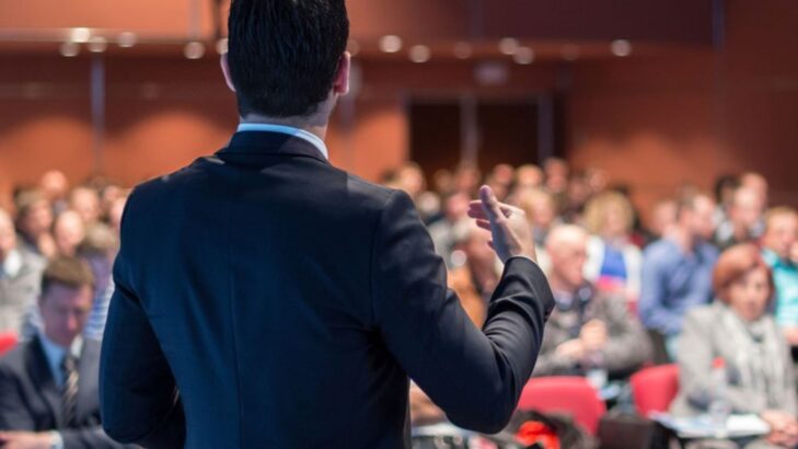 كيف تتخلص من الخجل عند إلقاء الخطابات؟